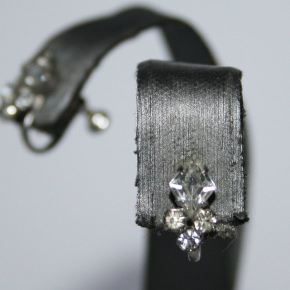 Vintage silver and rhinestone screw on earrings - Picture 2 of 3